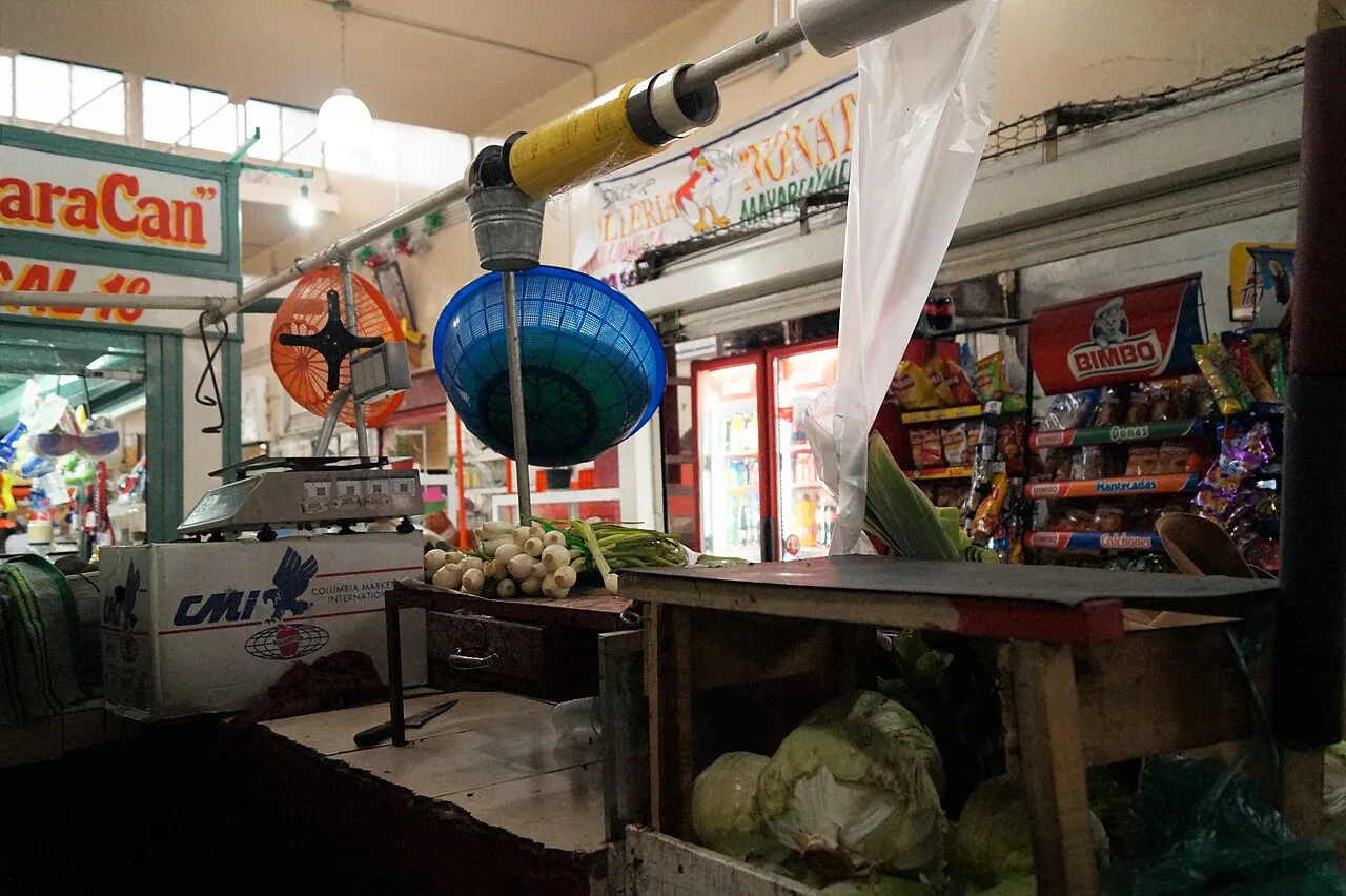 Puesto cerrado en un mercado, con la mercancía cubierta y la cortina abajo